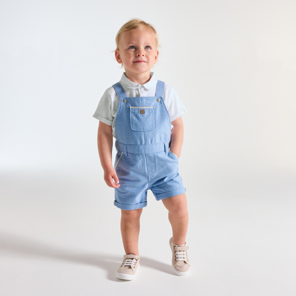 سالوبيت قصير أزرق، وتيشيرت بولو بيكيه محبوك باللون الأبيض للأولاد الصغار